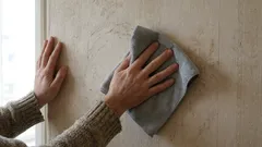 Мало кто протирает обои — и зря: вот где они пачкаются быстрее всего